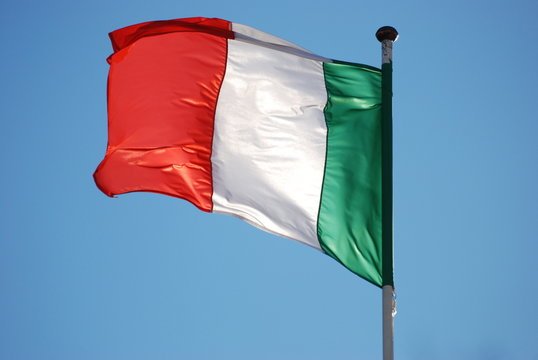 Quel pays a le drapeau vert blanc rouge